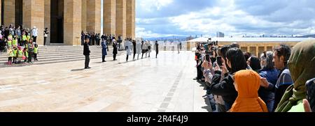 A crowd of tourists line up to photograph the Changing of the Guard at Ataturk's Mausoleum, Ankara, Turkey Stock Photo