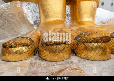 Giant standing Buddha statue known as Luang Pho To (Phra Si Ariyamettrai) at Wat Intharawihan (Wat Intharavihan) - Buddhist temple, Bangkok, Thailand Stock Photo