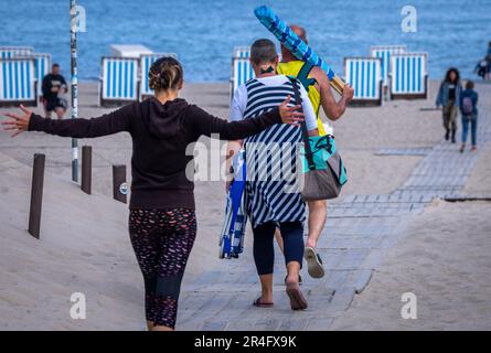 Rostock, Germany. 28th May, 2023. The first vacationers go to the beach on the Baltic coast in the morning with their beach gear. With lots of sunshine and high temperatures, the weather shows its best side on Whit Sunday in northern Germany. Credit: Jens Büttner/dpa/Alamy Live News Stock Photo