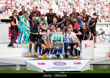 COLOGNE, GERMANY - MAY 27: Coach Thomas Tuchel of FC Bayern Munchen, Assistant Coach Zsolt Low of FC Bayern Munchen, Assistant Coach Arno Michels of FC Bayern Munchen, Goalkeeping Coach Michael Rechner of FC Bayern Munchen, Bouna Sarr of FC Bayern Munchen, Lucas Hernandez of FC Bayern Munchen, Manuel Neuer of FC Bayern Munchen, Alphonso Davies of FC Bayern Munchen, Johannes Schenk of FC Bayern Munchen, Yann Sommer of FC Bayern Munchen, Paul Wanner of FC Bayern Munchen, Dayot Upamecano of FC Bayern Munchen, Matthijs de Ligt of FC Bayern Munchen, Benjamin Pavard of FC Bayern Munchen, Joshua Kimm Stock Photo