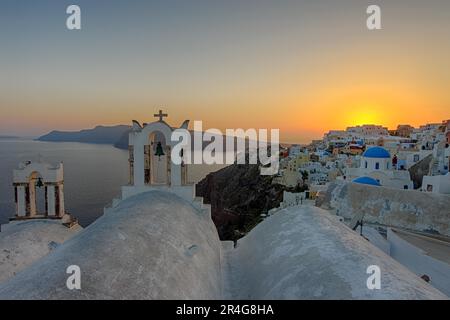 The sun sets in Oia on Santorini Stock Photo