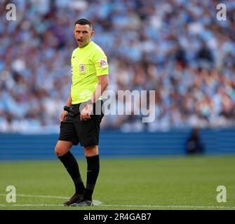 London, UK. 27th May, 2023. Referee Michael Oliver during the Sky Bet Championship match at Wembley Stadium, London. Picture credit should read: David Klein/Sportimage Credit: Sportimage Ltd/Alamy Live News Stock Photo