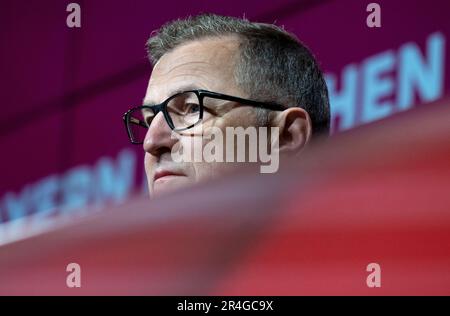 Bayern Munich CEO Jan-Christian Dreesen (right) introduces England ...