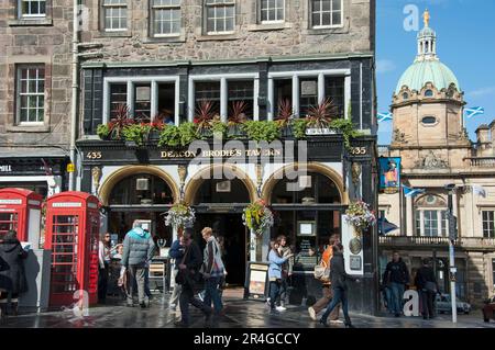 Pub and bank, Edinburg, Lothian, Scotland, Edinburgh, Pub Deacon Brodies Tavern, pub, Bank of Scotland Headquarters Stock Photo