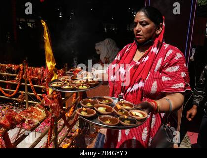 Srinagar, India. 28th May, 2023. A Kashmiri Pandit (Hindu) devotee carries lit candles as she prays during a religious festival at Kheer Bhawani temple at Tullamulla Ganderbal, some 28 kilometers northeast of Srinagar, the summer capital of Indian Kashmir, 28 May 2023. Hundreds of devotees attended the prayers in the temple that is dedicated to the Hindu goddess Kheer Bhawani. (Photo by Firdous Nazir/INA Photo Agency/Sipa USA) Credit: Sipa USA/Alamy Live News Stock Photo