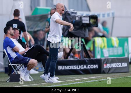 28 May 2023, Bavaria, Fürth: Soccer: 2. Bundesliga, SpVgg Greuther Fürth - Darmstadt 98, Matchday 34, Sportpark Ronhof Thomas Sommer. Darmstadt coach Torsten Lieberknecht gives instructions to his team. Photo: Daniel Löb/dpa - IMPORTANT NOTE: In accordance with the requirements of the DFL Deutsche Fußball Liga and the DFB Deutscher Fußball-Bund, it is prohibited to use or have used photographs taken in the stadium and/or of the match in the form of sequence pictures and/or video-like photo series. Stock Photo