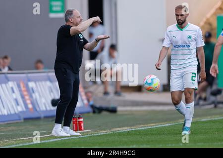 28 May 2023, Bavaria, Fürth: Soccer: 2nd Bundesliga, SpVgg Greuther Fürth - Darmstadt 98, Matchday 34, Sportpark Ronhof Thomas Sommer. Fürth coach Alexander Zorniger (l) gives instructions to his team. Photo: Daniel Löb/dpa - IMPORTANT NOTE: In accordance with the requirements of the DFL Deutsche Fußball Liga and the DFB Deutscher Fußball-Bund, it is prohibited to use or have used photographs taken in the stadium and/or of the match in the form of sequence pictures and/or video-like photo series. Stock Photo