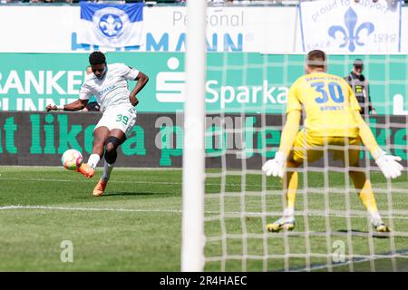 28 May 2023, Bavaria, Fürth: Soccer: 2nd Bundesliga, SpVgg Greuther Fürth - Darmstadt 98, Matchday 34, Sportpark Ronhof Thomas Sommer. Fürth's Ragnar Ache (l) shoots at goal. Photo: Daniel Löb/dpa - IMPORTANT NOTE: In accordance with the requirements of the DFL Deutsche Fußball Liga and the DFB Deutscher Fußball-Bund, it is prohibited to use or have used photographs taken in the stadium and/or of the match in the form of sequence pictures and/or video-like photo series. Stock Photo
