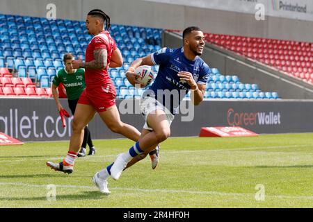 Hull FC's Darnell McIntosh runs in his try during the Betfred Super League match at the AJ Bell Stadium, Salford. Picture date: Sunday May 28, 2023. Stock Photo