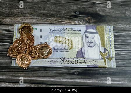 20 SAR twenty Saudi Arabia Riyals banknote currency bill money Commemorative issue with sovereign British gold coins shapes bullion coin features Geor Stock Photo Alamy
