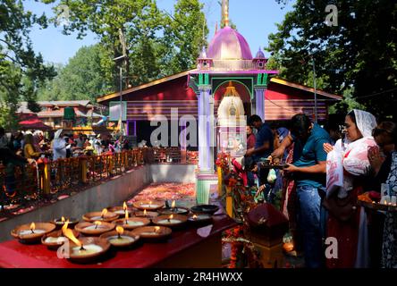 Srinagar, India. 28th May, 2023. May 28, 2023, Srinagar Kashmir, India : Kashmiri Pandit (Hindu) devotees pray during a religious festival at Kheer Bhawani temple at Tullamulla Ganderbal, some 28 kilometers northeast of Srinagar. Hundreds of devotees attended the prayers in the temple that is dedicated to the Hindu goddess Kheer Bhawani. on May 28, 2023 in Srinagar Kashmir, India.(Photo By Firdous Nazir/Eyepix Group) Credit: Eyepix Group/Alamy Live News Stock Photo