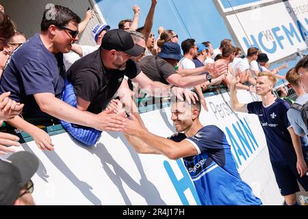 28 May 2023, Bavaria, Fürth: Soccer: 2nd Bundesliga, SpVgg Greuther Fürth - Darmstadt 98, Matchday 34, Sportpark Ronhof Thomas Sommer. Darmstadt's Klaus Gjasula (l-r) and Matthias Honsak high-five their fans. Photo: Daniel Löb/dpa - IMPORTANT NOTE: In accordance with the requirements of the DFL Deutsche Fußball Liga and the DFB Deutscher Fußball-Bund, it is prohibited to use or have used photographs taken in the stadium and/or of the match in the form of sequence pictures and/or video-like photo series. Stock Photo
