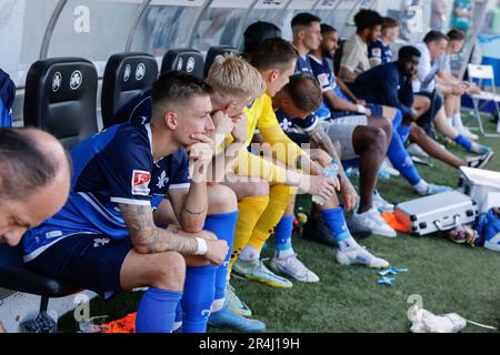 28 May 2023, Bavaria, Fürth: Soccer: 2nd Bundesliga, SpVgg Greuther Fürth - Darmstadt 98, Matchday 34, Sportpark Ronhof Thomas Sommer. Darmstadt's Marvin Mehlem (l) sits disappointed on the substitutes' bench. Photo: Daniel Löb/dpa - IMPORTANT NOTE: In accordance with the requirements of the DFL Deutsche Fußball Liga and the DFB Deutscher Fußball-Bund, it is prohibited to use or have used photographs taken in the stadium and/or of the match in the form of sequence pictures and/or video-like photo series. Stock Photo