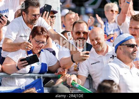 28 May 2023, Bavaria, Fürth: Soccer: 2nd Bundesliga, SpVgg Greuther Fürth - Darmstadt 98, Matchday 34, Sportpark Ronhof Thomas Sommer. Darmstadt coach Torsten Lieberknecht (l) has selfies taken of himself with Darmstadt fans. Photo: Daniel Löb/dpa - IMPORTANT NOTE: In accordance with the requirements of the DFL Deutsche Fußball Liga and the DFB Deutscher Fußball-Bund, it is prohibited to use or have used photographs taken in the stadium and/or of the match in the form of sequence pictures and/or video-like photo series. Stock Photo