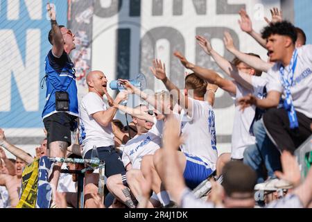28 May 2023, Bavaria, Fürth: Soccer: 2nd Bundesliga, SpVgg Greuther Fürth - Darmstadt 98, Matchday 34, Sportpark Ronhof Thomas Sommer. Darmstadt coach Torsten Lieberknecht (2nd from left) speaks to Darmstadt fans via megaphone. Photo: Daniel Löb/dpa - IMPORTANT NOTE: In accordance with the requirements of the DFL Deutsche Fußball Liga and the DFB Deutscher Fußball-Bund, it is prohibited to use or have used photographs taken in the stadium and/or of the match in the form of sequence pictures and/or video-like photo series. Stock Photo