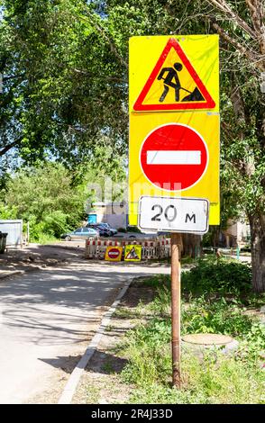 Road work traffic sign and construction arrier Stock Photo - Alamy
