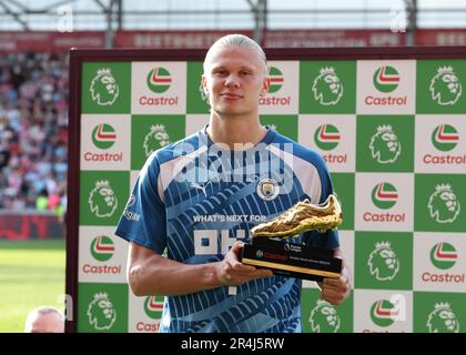 London, UK. 28th May 2023; Gtech Community Stadium, Brentford, London, England; Premier League Football, Brentford versus Manchester City; Erling Haland of Manchester City poses with the Castrol Golden Boot Winner 2022/23 award after full time Credit: Action Plus Sports Images/Alamy Live News Stock Photo