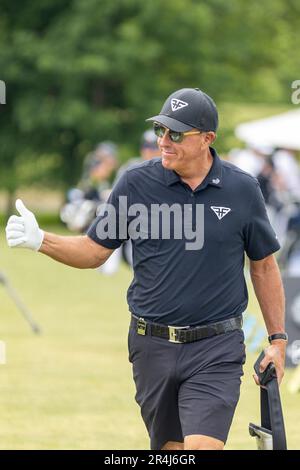 Captain Phil Mickelson of HyFlyers GC gives a thumbs up on the driving  range before the final round of LIV Golf DC at the Trump National Golf Club  Washington DC on Sunday, May 28, 2023 in Sterling, Virginia. (Photo by Mike  Stobe/LIV Golf via AP Stock ...