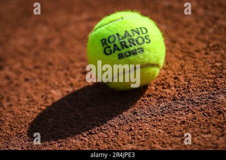 Paris, France, France. 26th May, 2023. Illustration of the official ball during Roland-Garros 2023, French Open 2023, Grand Slam tennis tournament at the Roland-Garros Stadium on May 26, 2023 in Paris, France. (Credit Image: © Matthieu Mirville/ZUMA Press Wire) EDITORIAL USAGE ONLY! Not for Commercial USAGE! Stock Photo