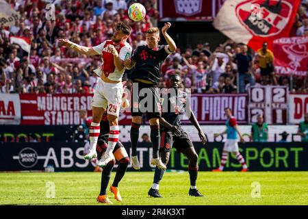 Cologne, Germany. 27th May, 2023. COLOGNE, GERMANY - MAY 27: Jan Thielmann of 1. FC Koln and Joshua Kimmich of FC Bayern Munchen compete for the headed ball during the Bundesliga match between 1. FC Koln and FC Bayern Munchen at the RheinEnergieStadion on May 27, 2023 in Cologne, Germany (Photo by Rene Nijhuis/Orange Pictures) Credit: Orange Pics BV/Alamy Live News Stock Photo