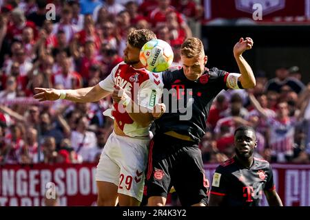 Cologne, Germany. 27th May, 2023. COLOGNE, GERMANY - MAY 27: Jan Thielmann of 1. FC Koln and Joshua Kimmich of FC Bayern Munchen compete for the headed ball during the Bundesliga match between 1. FC Koln and FC Bayern Munchen at the RheinEnergieStadion on May 27, 2023 in Cologne, Germany (Photo by Rene Nijhuis/Orange Pictures) Credit: Orange Pics BV/Alamy Live News Stock Photo