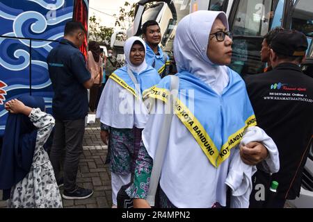 Bandung, West Java, Indonesia. May 29, 2023. Female pilgrims walk to the bus in Bandung. West Java, Indonesia. A total of 472 out of a total of 2,396 prospective pilgrims from the city of Bandung who were joined in a group of 16 departed for the Bekasi embarkation, after which they will depart for Mecca, Saudi Arabia. Credit: Dimas Rachmatsyah/Alamy Live News Stock Photo