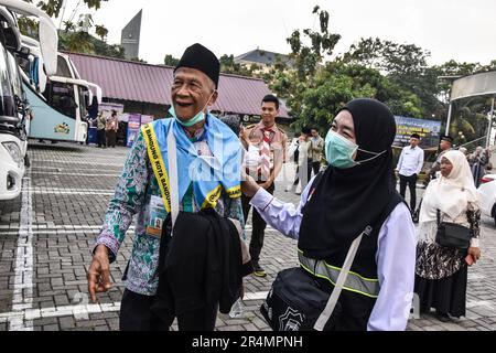 Bandung, West Java, Indonesia. May 29, 2023. Hajj pilgrims walk to the bus in Bandung. West Java, Indonesia. A total of 472 out of a total of 2,396 prospective pilgrims from the city of Bandung who joined a group of 16  departed for the Bekasi embarkation, after which they will depart for Mecca, Saudi Arabia. Credit: Dimas Rachmatsyah/Alamy Live News Stock Photo