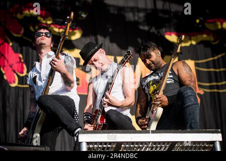 Jason mccaslin sum 41 performing hi-res stock photography and 