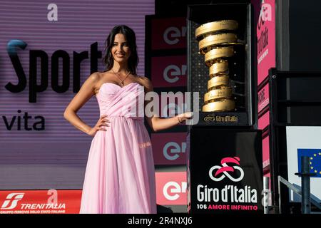 Rome, Italy. 28th May, 2023. A hostess with the Trofeo Senza Fine after the 106th Giro d'Italia 2023. 106th Giro d'Italia 2023, Stage 21 a 126km stage from Rome to Rome/#UCIWT. Credit: SOPA Images Limited/Alamy Live News Stock Photo