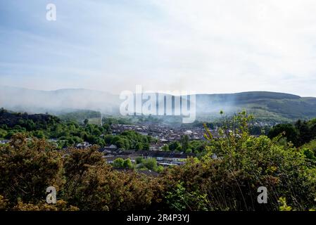 Gelli, Wales, 29 May, 2023:   Smoke bellows over Gelli, Rhondda, from the mountain fire.(Pic by Andrew Dowling) Credit: Andrew Dowling/Alamy Live News Stock Photo