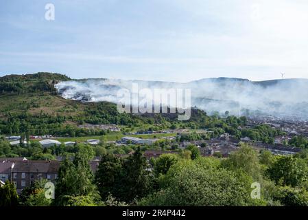 Gelli, Wales, 29 May, 2023:   Fire fighters tackle a blaze above Gelli Industrial Estate, Rhondda Valley in South Wales.(Pic by Andrew Dowling) Credit: Andrew Dowling/Alamy Live News Stock Photo