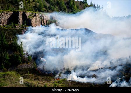 Gelli, Wales, 29 May, 2023:   Fire fighters tackle a blaze above Gelli Industrial Estate, Rhondda Valley in South Wales.(Pic by Andrew Dowling) Credit: Andrew Dowling/Alamy Live News Stock Photo