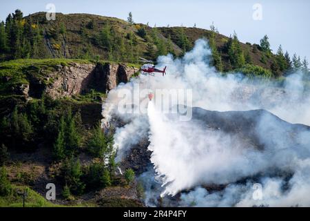 Gelli, Wales, 29 May, 2023:   Fire fighters tackle a blaze above Gelli Industrial Estate, Rhondda Valley in South Wales.(Pic by Andrew Dowling) Credit: Andrew Dowling/Alamy Live News Stock Photo