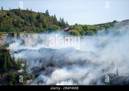 Gelli, Wales, 29 May, 2023:   Fire fighters tackle a blaze above Gelli Industrial Estate, Rhondda Valley in South Wales.(Pic by Andrew Dowling) Credit: Andrew Dowling/Alamy Live News Stock Photo