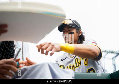 Pittsburgh Pirates second baseman Ji Hwan Bae plays against the Cincinnati  Reds during an opening day baseball game in Cincinnati, Thursday, March 30,  2023. (AP Photo/Jeff Dean Stock Photo - Alamy