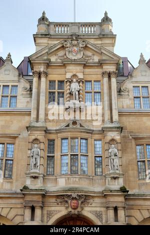 Oriel College, University of Oxford, with Statue of Cecil John Rhodes on the front of the building Stock Photo