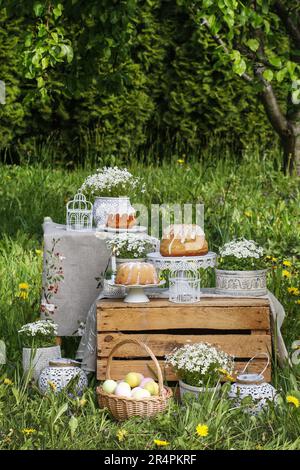 Easter cakes and flowers in the garden. Rustic decorations. Festive time Stock Photo