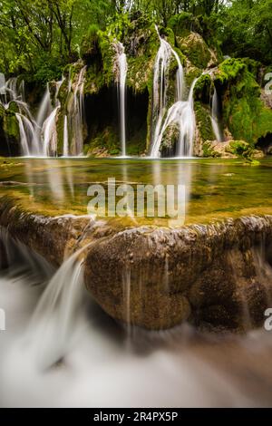 FRANCE. JURA (39) NEAR THE VILLAGE OF BAUME-LES-MESSIEURS. THE TUFF WATERFALL Stock Photo