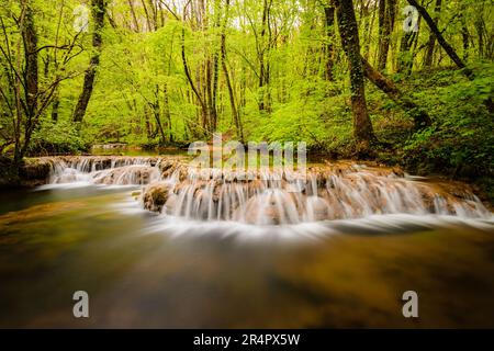 FRANCE. JURA (39) NEAR THE VILLAGE OF BAUME-LES-MESSIEURS. THE TUFF WATERFALL Stock Photo
