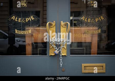 File photo dated 28/01/21 of chains securing the doors of a closed Fuller's pub in London. UK pubs, bars and restaurants revealed their average bills have surged 81% over the past year as firms make further pleas to the Government for support. Industry bodies have revealed that less than a third of hospitality businesses are optimistic about their future after swallowing mammoth energy price increases, as well as more expensive food and wage bills. Issue date: Tuesday May 30, 2023. Stock Photo