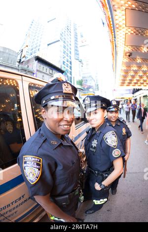 New York Police Officers. NYPD Stock Photo - Alamy