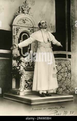 Pope pius xii throne hi-res stock photography and images - Alamy