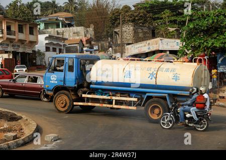 SIERRA LEONE, Freetown, water tanker truck of chinese road construction company CREC Stock Photo