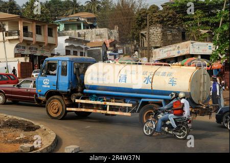 SIERRA LEONE, Freetown, water tanker truck of chinese road construction company CREC Stock Photo