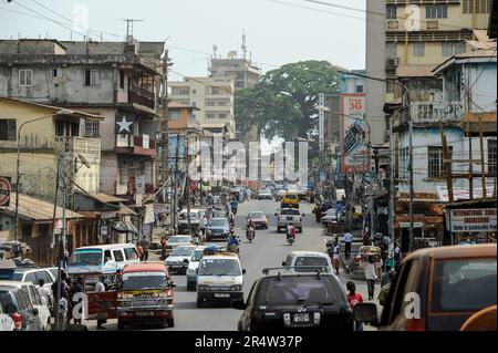 SIERRA LEONE, Freetown, downtown, city centrer, shopping street and large cotton tree, the old cotton tree is a national symbol for freedom and against slavery Stock Photo