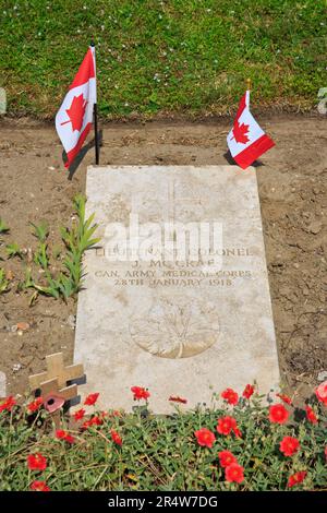 Grave of Canadian Lieutenant-Colonel John McCrae (1872-1918), author of the famous war poem 'In Flanders Fields' in Wimereux (Pas-de-Calais), France Stock Photo