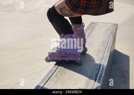 https://l450v.alamy.com/450v/2r4wbdx/skater-girl-grinding-on-a-ledge-in-a-skatepark-feet-of-aggressive-inline-roller-blader-performing-a-bs-full-torque-grind-in-close-up-2r4wbdx.jpg