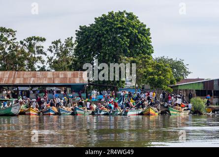 Busy fish market on the shore of Lake Victoria. Kenya, Africa. Stock Photo