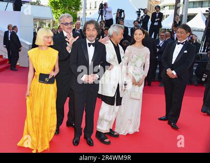 Aoi Yamada, Wim Wenders, Koji Yakusho, Min Tanaka, Arisa Nakano, Koji Yanai Departing the 'Perfect Days' red carpet 76th Cannes Film Festival May 25, 2023 Stock Photo