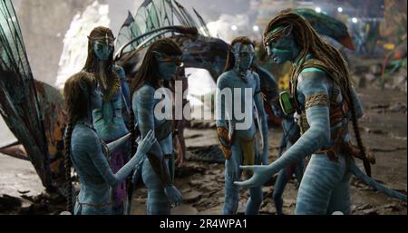 Avatar: The Way of Water Year : 2022 USA Director : James Cameron Sigourney Weaver, Zoe Saldana, Britain Dalton, Jamie Flatters, Sam Worthington Stock Photo